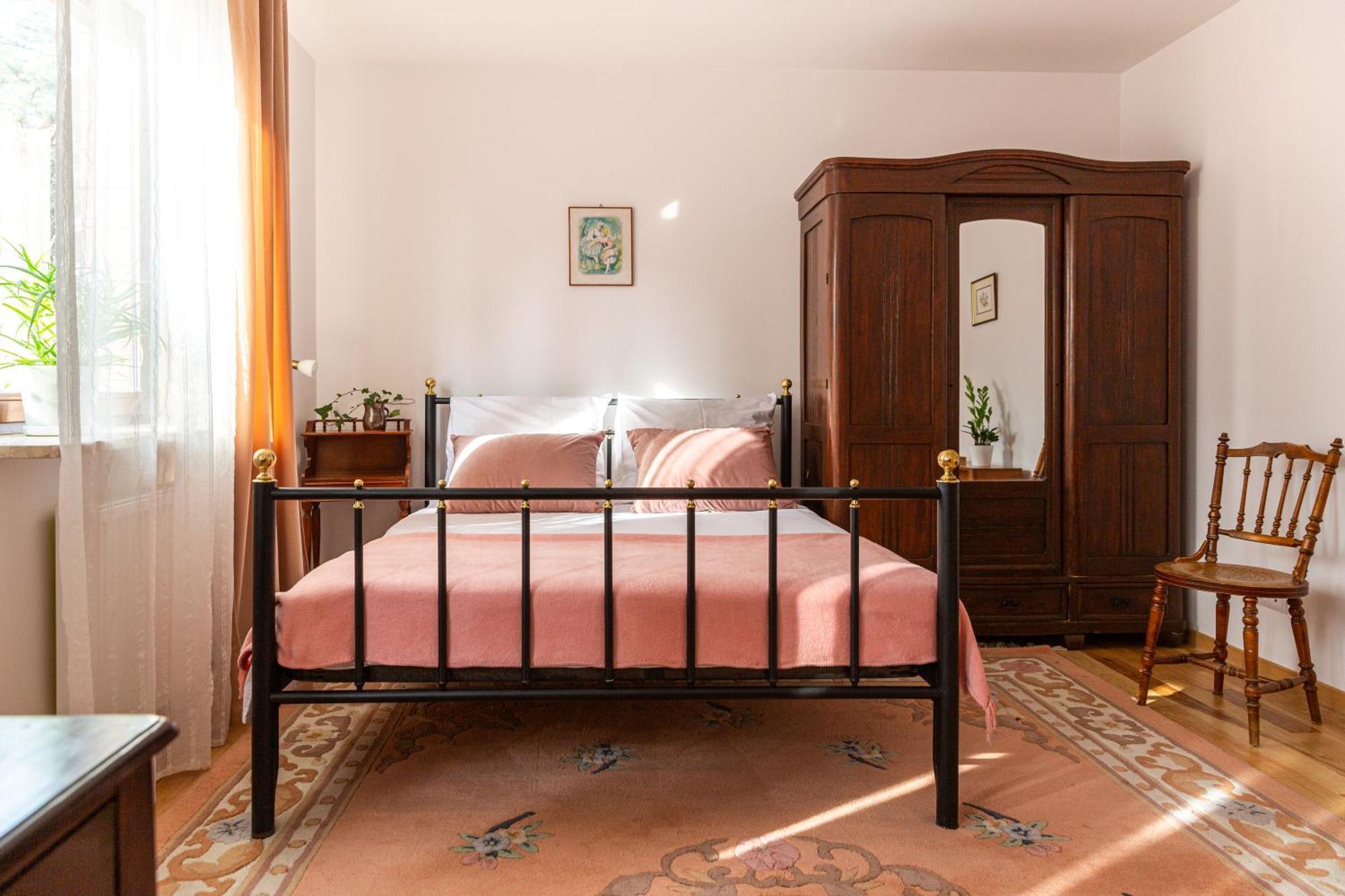Pink Rose Suite Józefów Eksteriør billede
